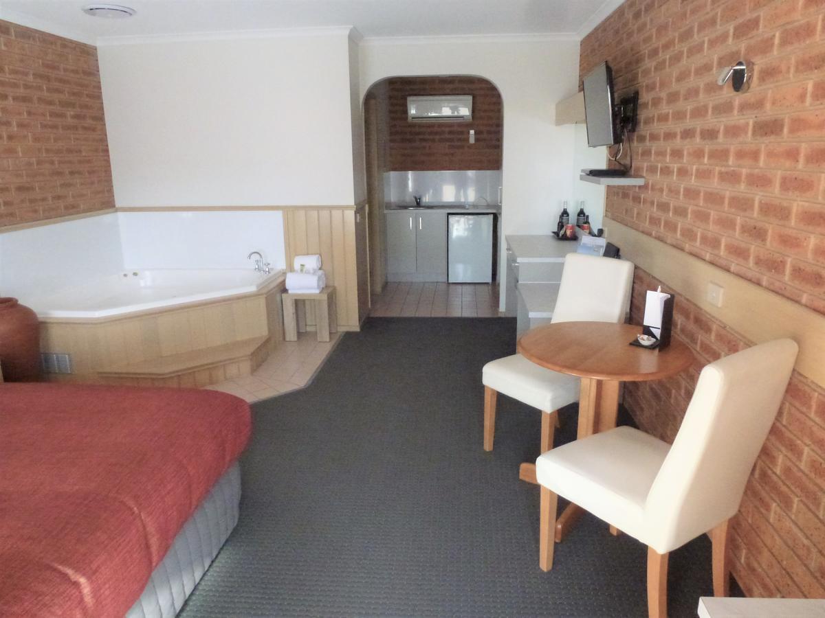 Colonial Motor Inn Bairnsdale Golden Chain Property エクステリア 写真